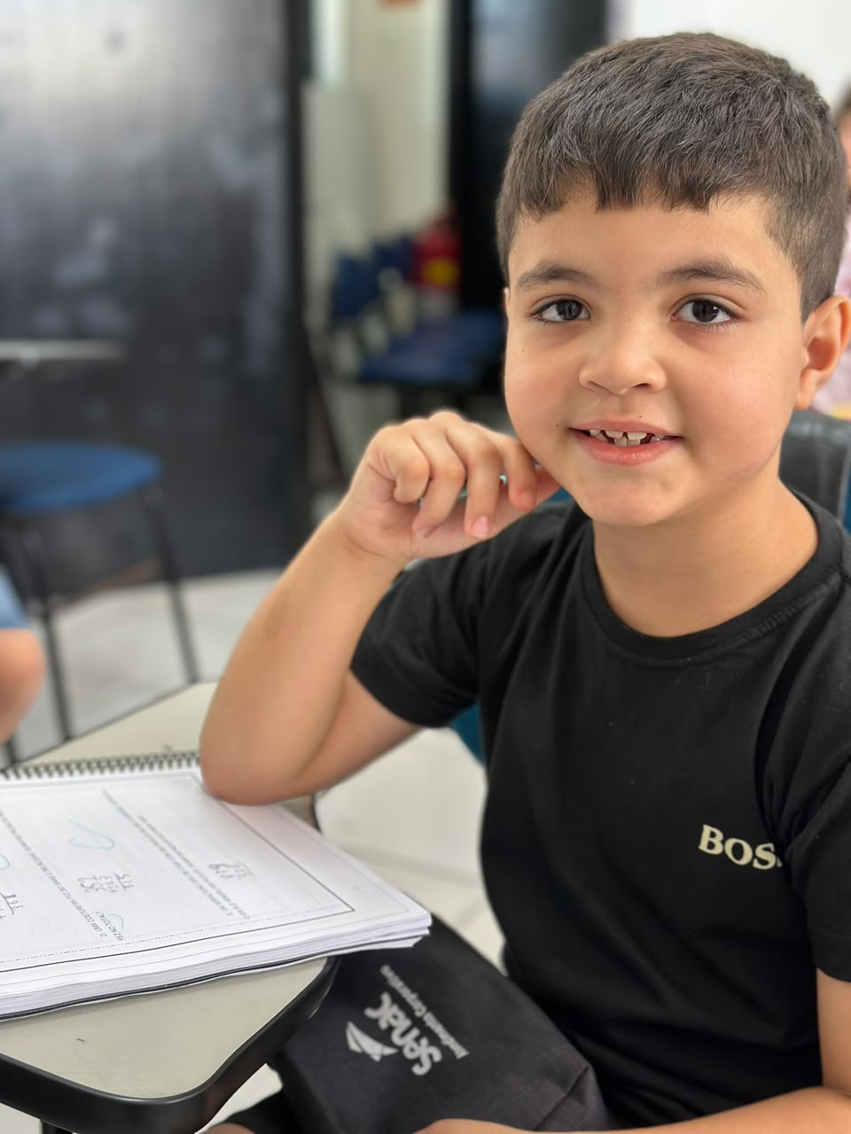 Aluno sorrindo em sala de aula na Alfa